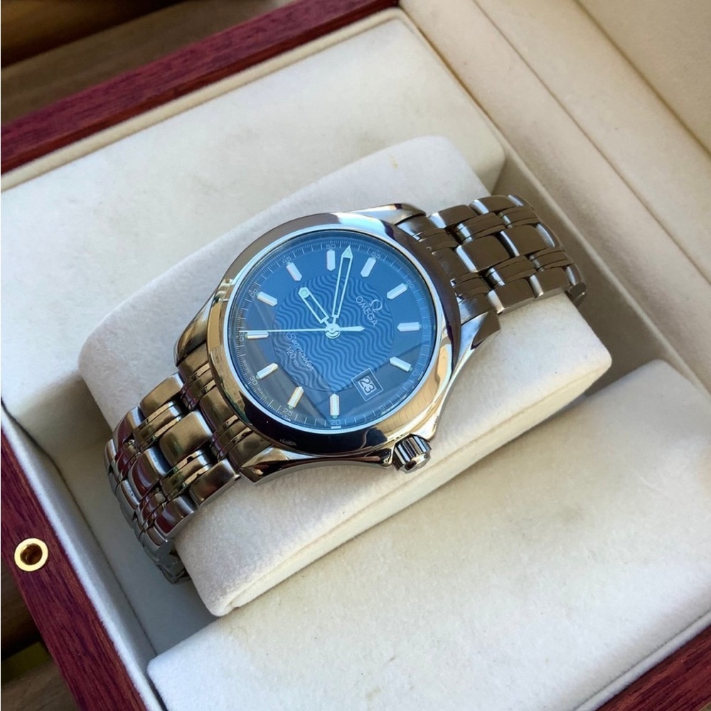 Mens OMEGA SEAMASTER stainless steel watch with authentic mahogany box - Picture 5 of 8